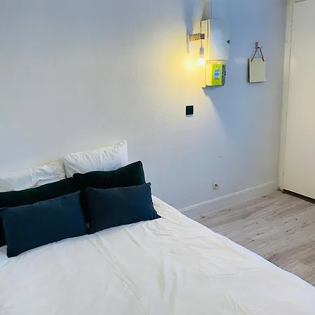 Studio Face Au Centre Commercial Apartament